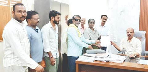 ಬಕ್ರೀದ್ ಸಂದರ್ಭದಲ್ಲಿ ಗೋವುಗಳ ಅಕ್ರಮ ಸಾಗಣೆ ಹಾಗೂ ಗೋ ಹತ್ಯೆ ತಡೆಯುವಂತೆ ಒತ್ತಾಯಿಸಿ ಹರಪನಹಳ್ಳಿಯಲ್ಲಿ ತಹಸೀಲ್ದಾರ್ ಬಿ.ವಿ.ಗಿರೀಶ್ ಬಾಬುಗೆ ಹಿಂದೂ ರಾಷ್ಟ್ರ ಸಮನ್ವಯ ಸಮಿತಿಯಿಂದ ಮನವಿ ಸಲ್ಲಿಸಲಾಯಿತು.