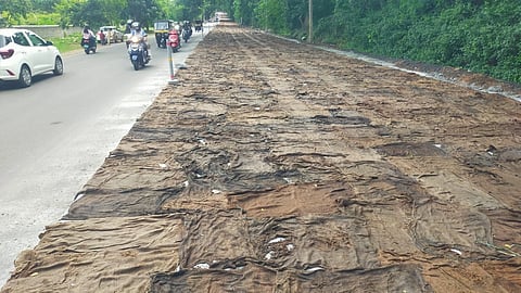 ಬೋಗಾದಿ ರಸ್ತೆಯ ಕುಕ್ಕರಹಳ್ಳಿ ಬಳಿ ನಡೆದಿರುವ ವೈಟ್‌ಟಾಪಿಂಗ್ ಕೆಲಸ