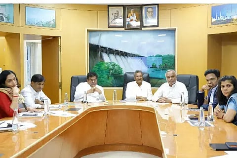 ಶಕ್ತಿ ಭವನದಲ್ಲಿ ಸಚಿವರಾದ ಕೆ.ಜೆ.ಜಾರ್ಜ್, ಎಂ.ಬಿ. ಪಾಟೀಲ ಮತ್ತು ಪ್ರಿಯಾಂಕ್ ಖರ್ಗೆ ಒಳಗೊಂಡ ಅಧಿಕಾರಿಗಳ ಪ್ರಾಥಮಿಕ ಸಭೆ