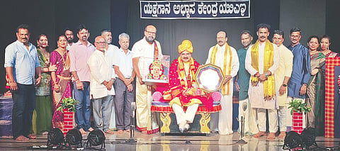  ಯುಎಇ ಯಕ್ಷಗಾನ ಅಭ್ಯಾಸ ಕೇಂದ್ರ ವತಿಯಿಂದ ಡಾ.ಎಂ.ಮೋಹನ ಆಳ್ವ ಅವರಿಗೆ ಗೌರವಾಭಿನಂದನೆ ಸಲ್ಲಿಸಲಾಯಿತು. ಯಕ್ಷಗಾನ ಅಭ್ಯಾಸ ಕೇಂದ್ರ ಯುಎಇ ಸಂಚಾಲಕ ಕೊಟ್ಟಿಂಜ ದಿನೇಶ ಶೆಟ್ಟಿ, ಯಕ್ಷಗಾನ ಮೇಳಗಳ ಸಂಚಾಲಕ ಪಳ್ಳಿ ಕಿಶನ್ ಹೆಗ್ಡೆ, ಯಕ್ಷಗಾನ ಕಲಾರಂಗ ಕಾರ್ಯದರ್ಶಿ ಮುರಳಿ ಕಡೆಕಾರ್ ಹಾಗೂ ಯಕ್ಷಧ್ರುವ ಯಕ್ಷ ಶಿಕ್ಷಣದ ಪ್ರಧಾನ ಸಂಚಾಲಕ ವಾಸುದೇವ ಐತಾಳ್ ಮತ್ತಿತರರಿದ್ದರು. 