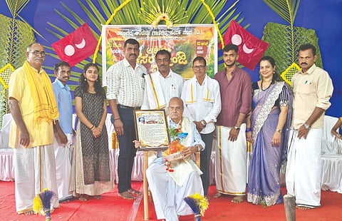 ಮೂಡುಬಿದಿರೆ ಗಾಣಿಗ ಸಮಾಜದಿಂದ ಆಟಿಡ್ ಕೆಸರ್ಡೊಂಜಿ ದಿನ ಕಾರ್ಯಕ್ರಮದಲ್ಲಿ ಕಾಂತಾವರ ಕ್ಷೇತ್ರದ ಧರ್ಮದರ್ಶಿ ಡಾ.ಜೀವಂಧರ್ ಬಲ್ಲಾಳ್ ಬಾರಾಡಿ ಬೀಡು ಅವರನ್ನು ಸನ್ಮಾನಿಸಲಾಯಿತು. ಕೃಷಿ ವಿಶ್ವವಿದ್ಯಾಲಯದ ಪದವೀಧರೆ ಭಕ್ತಿಶ್ರೀ ಆಚಾರ್ಯ, ಯಕ್ಷದೇಗುಲ ಸಂಸ್ಥಾಪಕ ಮಹಾವೀರ ಪಾಂಡಿ, ಸಂಘ ಅಧ್ಯಕ್ಷ ರಾಜೇಶ್ ಬಂಗೇರ ಮೊದಲಾದವರಿದ್ದರು.
