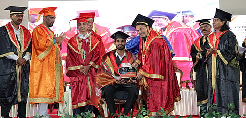 ಯೇನೆಪೋಯ ಇಂಜಿನಿಯರ್ ಕಾಲೇಜಿನ ಪದವಿ ಪ್ರದಾನ ಸಮಾರಂಭದಲ್ಲಿ ಸಾಧಕ ವಿದ್ಯಾರ್ಥಿಗಳನ್ನು ಗೌರವಿಸಲಾಯಿತು.  ಅಬ್ದುಲ್ಲಾ ಖಾನ್ ಎಂ., ರತ್ನಾಕರ್ ಭಟ್, ಯೇನೆಪೋಯ ಅಬ್ದುಲ್ಲಾ ಜಾವೀದ್ ಮತ್ತಿತರರಿದ್ದರು.  