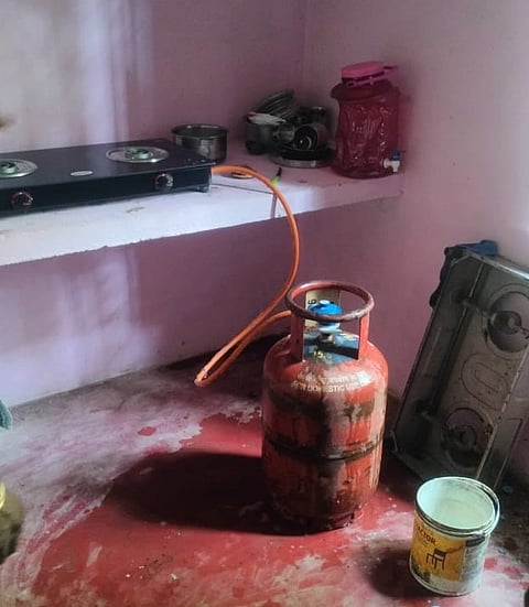  ಗ್ಯಾಸ್ ಸಿಲಿಂಡರ್ ಸೋರಿಕೆ ಘಟನಾ ಸ್ಥಳ.  