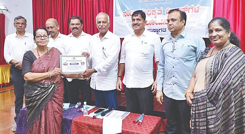  ಡಿಕೆಎಂಯುಎಲ್ ವತಿಯಿಂದ ಅತ್ಯುತ್ತಮ ಡೀಲರ್ ಪ್ರಶಸ್ತಿಯನ್ನು ಉಷಾ ದಯಾನಂದ ಪೈ ಅವರಿಗೆ ಪ್ರದಾನಿಸಲಾಯಿತು. ಒಕ್ಕೂಟದ ಅಧ್ಯಕ್ಷ ರವಿರಾಜ ಹೆಗ್ಡೆ, ಉಪಾಧ್ಯಕ್ಷ ಉದಯ ಎಸ್.ಕೋಟ್ಯಾನ್, ನಿರ್ದೇಶಕರಾದ ನಂದರಾಮ ರೈ, ಕೆ.ಪಿ.ಸುಚರಿತ ಶೆಟ್ಟಿ, ಸುಧಾಕರ ರೈ, ಸವಿತಾ ಎನ್.ಶೆಟ್ಟಿ ಮತ್ತಿತರರಿದ್ದರು.