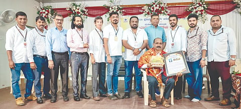  ಬಾಂಧವ್ಯ-2026 ಕಾರ್ಯಕ್ರಮದಲ್ಲಿ ಕುಪ್ಪೆಪದವು ಕಲ್ಯಾಣಿ ಸ್ಟುಡಿಯೋದ ಗುಣಪಾಲ ಅವರನ್ನು ಸನ್ಮಾನಿಸಲಾಯಿತು.  ದೈಜಿವರ್ಲ್ಡ್ ಸಂಸ್ಥೆ ಮುಖ್ಯಸ್ಥ ವಾಲ್ಟರ್ ನಂದಳಿಕೆ, ನಿತಿನ್ ಬೆಳುವಾಯಿ, ಅಜಯ್ ಮಂಗಳೂರು ಮತ್ತಿತರರಿದ್ದರು.