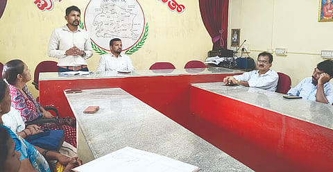   ಪುತ್ತಿಗೆ ಡಿಆರ್‌ಇ ಯೋಜನೆ ಕುರಿತು ನಡೆದ ಪೂರ್ವಭಾವಿ ಸಭೆಯಲ್ಲಿ ಭೀಮ ನಾಯಕ್ ಬಿ., ವರುಣ್ ಜಿ.ಎಂ., ಮುರಳೀಧರ ಕೋಟ್ಯಾನ್ ಮತ್ತಿತರರು ಉಪಸ್ಥಿತರಿದ್ದರು.