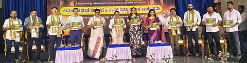 ಪವರ್ ಫ್ರೆಂಡ್ಸ್ ಕುಟುಂಬ ಸಮ್ಮಿಲನ-ಆಮಂತ್ರಣ ಪತ್ರಿಕೆ ಬಿಡುಗಡೆ ಕಾರ್ಯಕ್ರಮದಲ್ಲಿ ಸುಬ್ರಹ್ಮಣ್ಯ ಭಟ್, ವಿನಯ್ ಕುಮಾರ್, ಸುದರ್ಶನ್ ಎಂ. ಮತ್ತಿತರರಿದ್ದರು.   