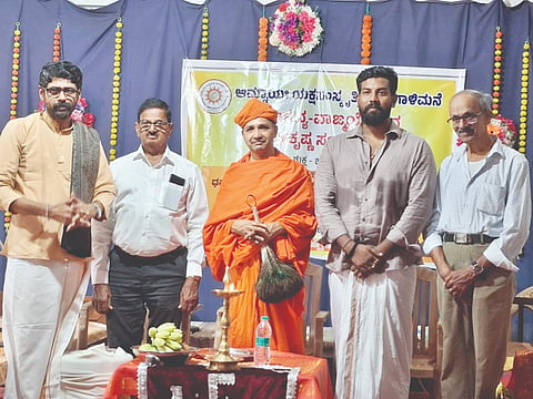  ಶ್ರೀಕೃಷ್ಣ ಸಂಧಾನ ತಾಳಮದ್ದಳೆ ಸಂದರ್ಭ ಡಾ.ಚಾರುಕೀರ್ತಿ ಭಟ್ಟಾರಕ ಸ್ವಾಮೀಜಿ, ಅಜಯ್ ದೀಕ್ಷಿತ್ ಶೆಟ್ಟಿ, ದಯಾನಂದ ಪೈ ಮತ್ತಿತರರಿದ್ದರು.