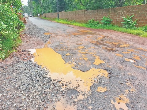  ಲಾವಂತಬೆಟ್ಟು ರಸ್ತೆಯಲ್ಲಿನ ಹೊಂಡ, ಚರಂಡಿ ಸಮಸ್ಯೆ ಹಾಗೂ ಕೊಳಚೆ ನೀರಿನ ಪರಿಸ್ಥಿತಿ. 