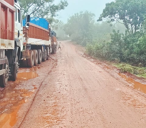  ಕೆಸರುಮಯವಾಗಿರುವ ಕೊಡ್ಯಡ್ಕ ಕೇಮಾರು ರಸ್ತೆಯಲ್ಲಿ ಸಂಚರಿಸುತ್ತಿರುವ ವಾಹನಗಳು.