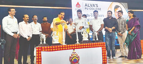  ಆಳ್ವಾಸ್ ಪದವಿಪೂರ್ವ ಕಾಲೇಜಿನ ವಿಜ್ಞಾನ ವಿಭಾಗದ ಪಾಲಕ-ಶಿಕ್ಷಕ ಸಮಾವೇಶದಲ್ಲಿ ಡಾ.ಎಂ.ಮೋಹನ ಆಳ್ವ, ಮೊಹಮ್ಮದ್ ಸದಾಕತ್, ವೇಣುಗೋಪಾಲ ಶೆಟ್ಟಿ ಮತ್ತಿತರರಿದ್ದರು.