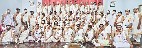 ಮೂಡುಬಿದಿರೆಯ ಶ್ರೀ ಅಯ್ಯಸ್ವಾಮಿ ಮಠದ ಎದುರಿನ ಪಾಲ್ಕೆ ಇಂದಿರಾ ಸಭಾಭವನದಲ್ಲಿ ಪುರೋಹಿತರ ಸಮ್ಮೇಳನ ನಡೆಯಿತು. ನೆಲ್ಲಿಕಾರು ಶ್ರೀಧರ ಪುರೋಹಿತರು, ಮಠದ ವ್ಯವಸ್ಥಾಪಕ ಬಿ.ವಿಶ್ವನಾಥ ಪುರೋಹಿತರು, ಪ್ರಧಾನ ಸಂಚಾಲಕ ಎಲ್ಲೂರು ಶಿವಶಂಕರ ಪುರೋಹಿತರು ಇದ್ದರು.