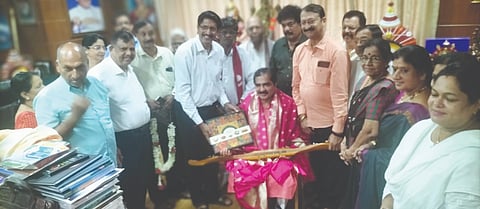 ಅಖಿಲ ಭಾರತ ತುಳು ಒಕ್ಕೂಟ ವತಿಯಿಂದ ತುಳುವರ ಕಾಮಧೇನು ಬಿರುದು ನೀಡಿ ಡಾ.ಎಂ.ಮೋಹನ್ ಆಳ್ವ ಅವರನ್ನು ಸನ್ಮಾನಿಸಲಾಯಿತು. ಅಖಿಲ ಭಾರತ ತುಳು ಒಕ್ಕೂಟ ಅಧ್ಯಕ್ಷ ಎ.ಸಿ.ಭಂಡಾರಿ, ಪ್ರಧಾನ ಕಾರ್ಯದರ್ಶಿ ಪಿ.ಎ.ಪೂಜಾರಿ, ಕೋಶಾಧಿಕಾರಿ ವಿಜಯಲಕ್ಷ್ಮೀ ಬಿ.ಶೆಟ್ಟಿ, ಸಂಘಟನಾ ಕಾರ್ಯದರ್ಶಿ ಕದ್ರಿ ನವನೀತ್ ಶೆಟ್ಟಿ ಮೊದಲಾದವರಿದ್ದರು.  