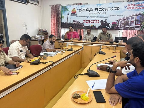 ಟ್ರಾಫಿಕ್ ಸಮಸ್ಯೆ ಪರಿಹಾರಕ್ಕೆ ಪುರಸಭೆಯಲ್ಲಿ ಸಂಭಂಧಪಟ್ಟ ಇಲಾಖೆಯ ಅಧಿಕಾರಿಗಳು ಹಾಗೂ ನಮ್ಮ ಮೂಡುಬಿದಿರೆ ಫೋರಂ ಸಭೆ ನಡೆಯಿತು. ಎಸಿಪಿ ಶ್ರೀಕಾಂತ್, ತಹಸೀಲ್ದಾರ್ ಪುಟ್ಟರಾಜು ಮೊದಲಾದವರಿದ್ದರು.
