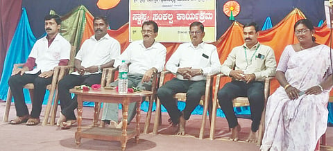  ಆಲಂಗಾರು ಸೇಂಟ್ ಥೋಮಸ್ ಪ್ರೌಢಶಾಲೆಯಲ್ಲಿ ಸ್ವಾಸ್ತ್ಯ ಸಂಕಲ್ಪ ಜಾಗೃತಿ ಕಾರ್ಯಕ್ರಮದಲ್ಲಿ ದೇವಿಪ್ರಸಾದ್ ಮಾತನಾಡಿದರು. ಸಿಲ್ವೀಯಾ ಡೇಸಾ, ವಾಸುದೇವ ನಾಯಕ್, ದಯಾನಂದ ಪೈ, ಸುರೇಂದ್ರ ಪೂಜಾರಿ ಉಪಸ್ಥಿತರಿದ್ದರು.