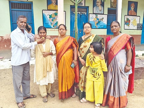 ಎಸ್‌ಎಸ್‌ಎಲ್‌ಸಿಯಲ್ಲಿ ಪ್ರಥಮ ರ‌್ಯಾಂಕ್ ಬಂದ ಸೌಜನ್ಯ ಕಂದಕೂರ ಅವರಿಗೆ ಸಿಹಿ ತಿನ್ನಿಸುತ್ತಿರುವ ಕುಟುಂಬಸ್ಥರು.