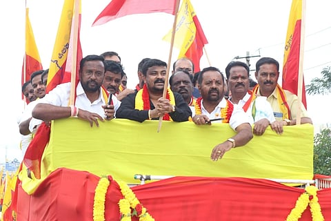 ಮುಳಬಾಗಿಲಿನಲ್ಲಿ Kannada ಹಮ್ಮಿಕೊಂಡಿದ್ದ ಭುವನೇಶ್ವರಿ ದೇವಿಯ ಮೆರವಣಿಗೆಗೆ ಶಾಸಕ ಸಮೃದ್ಧಿ ವಿ.ಮಂಜುನಾಥ್​ ಚಾಲನೆ ನೀಡಿದರು. 
