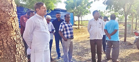 ಮುದ್ದೇಬಿಹಾಳ ತಾಲೂಕಿನ ಬಿದರಕುಂದಿ ಗ್ರಾಮದ ಸಮೀಪ ನಿರ್ಮಾಣವಾಗುತ್ತಿರುವ ಕ್ರೀಡಾಂಗಣದ ನಿಯೋಜಿತ ಸ್ಥಳಕ್ಕೆ ಶಾಸಕ ಸಿ.ಎಸ್. ನಾಡಗೌಡ ಭೇಟಿ ನೀಡಿದರು. ಸಂಗನಗೌಡ ಬಿರಾದಾರ, ಮಲ್ಲಿಕಾರ್ಜುನ ಬಾಗೇವಾಡಿ ಮತ್ತಿತರರಿದ್ದರು.
