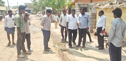 ಚವನಭಾವಿ ಗ್ರಾಮದಲ್ಲಿ ಜಲ ಜೀವನ ಮಿಷನ್ ಯೋಜನೆಯಡಿ ಅಳವಡಿಸಲಾದ ನಳಗಳನ್ನು ರಾಜ್ಯ ಗುಣಮಟ್ಟದ ಮೇಲ್ವಿಚಾರಣಾ ಅಽಕಾರಿ ಮೋಹನ್ ಪರಿಶೀಲಿಸಿ, ಸ್ಥಳೀಯ ಮಹಿಳೆಯರಿಂದ ಮಾಹಿತಿ ಪಡೆದರು. ಇಂಜಿನಿಯರ್ ಎ.ಎಲ್‌.ರಾಠೋಡ, ಅಡವಿ ಸೋಮನಾಳ ಗ್ರಾಪಂ ಕಾರ್ಯದರ್ಶಿ ಬಸನಗೌಡ ಬಿರಾದಾರ ಮತ್ತಿತರರಿದ್ದರು.