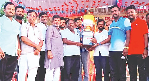 ಮುದ್ದೇಬಿಹಾಳ ಪಟ್ಟಣದ ವಿಬಿಸಿ ಹೈಸ್ಕೂಲ್‌ ಮೈದಾನದಲ್ಲಿ ಎಂಬಿಎಲ್‌ ಗ್ರೂಪ್ ಹಮ್ಮಿಕೊಂಡಿದ್ದ ಕ್ರಿಕೆಟ್ ಟೂರ್ನ್ಮೆಂಟ್‌ನ ಫೈನಲ್‌ ಪಂದ್ಯದಲ್ಲಿ ವಿಜೇತ ಬೂದಿಹಾಳ ತಂಡಕ್ಕೆ ಗಣ್ಯರು ಪ್ರಶಸ್ತಿ ಪ್ರದಾನ ಮಾಡಿದರು. ಸಿ.ಬಿ. ಅಸ್ಕಿ, ಕಾಮರಾಜ ಬಿರಾದಾರ, ಹುಸೇನ್ ಮುಲ್ಲಾ ಇತರರಿದ್ದರು.