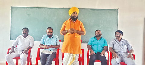 ಮುದ್ದೇಬಿಹಾಳ ಪಟ್ಟಣದ ಬಿಬಿಆರ್ ಹಾರ್ವರ್ಡ್ ಕಾಲೇಜಿನಲ್ಲಿ ಹಮ್ಮಿಕೊಂಡಿದ್ದ ರಾಯಣ್ಣ ಜಾತ್ರೆಯ ಪೂರ್ವ ಸಭೆಯಲ್ಲಿ ಹುಲಜಂತಿ ಶ್ರೀ ಮಾತನಾಡಿದರು. ಮೋಹನ ಮೇಟಿ, ಪ್ರಕಾಶ ಜಾಲಗೇರಿ, ಎಸ್.ಎಂ. ನೆರಬೆಂಚಿ ಮತ್ತಿತರರಿದ್ದರು.