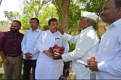 ವಿಜಯಪುರ ನಿವಾಸದಲ್ಲಿ ಸಚಿವ ಎಂ.ಬಿ. ಪಾಟೀಲರಿಗೆ ರೈತರು ದ್ರಾಕ್ಷಿ ತಿನ್ನಿಸಿ ಸಂಭ್ರಮ ವ್ಯಕ್ತಪಡಿಸಿದರು.