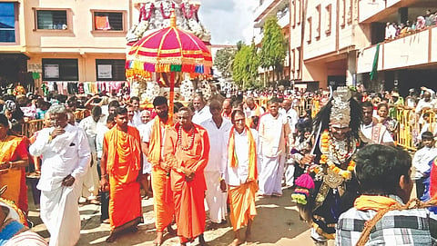  ಮಲೇಬೆನ್ನೂರು ಸಮೀಪದ ಉಕ್ಕಡಗಾತ್ರಿಯಲ್ಲಿ ಕರಿಬಸವೇಶ್ವರ ಅಜ್ಜಯ್ಯನ ಬೆಳ್ಳಿ ರಥೋತ್ಸವ ವೈಭವದಿಂದ ನಡೆಯಿತು.