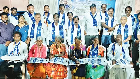 ಮೂಡಿಗೆರೆ ತಾಲೂಕು ಬೆಟ್ಟಗೆರೆ ಗ್ರಾಮದಲ್ಲಿ ಡಾ. ಬಿ.ಆರ್.ಅಂಬೇಡ್ಕರ್ ಜಯಂತಿ ಕಾರ್ಯಕ್ರಮದಲ್ಲಿ ಸಾಧಕರನ್ನು ಸನ್ಮಾನಿಸಲಾಯಿತು. ಬಿ.ಬಿ.ನಿಂಗಯ್ಯ, ಮರಗುಂದ ಪ್ರಸನ್ನ, ಬಿ.ಎಂ.ಶಂಕರ್, ತ್ರಿವೇಣಿ ನಿಂಗಯ್ಯ, ಜಾಕೀರ್ ಹುಸೇನ್, ಬಿ.ಆರ್.ಯತೀಶ್, ಬಿ.ಆರ್.ಸುಬ್ಬಯ್ಯ, ಲೋಕವಳ್ಳಿ ರಮೇಶ್ ಇತರರಿದ್ದರು.
