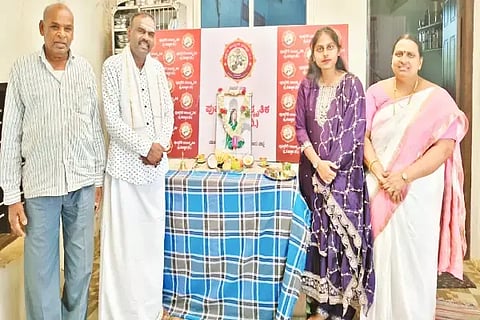 ಮೂಡಿಗೆರೆ ತಾಲೂಕು ಗೋಣಿಬೀಡಿನಲ್ಲಿ ಪುಷ್ಪಗಿರಿ ಸಾಂಸ್ಕೃತಿಕ ಪ್ರತಿಷ್ಠಾನದಿಂದ ಹೇಮರಡ್ಡಿ ಮಲ್ಲಮ್ಮ ಜಯಂತಿ ಆಚರಿಸಲಾಯಿತು. ಡಾ. ಮೋಹನ ರಾಜಣ್ಣ, ಉಮಾ, ಸಿ.ಸಿ.ರಾಜಣ್ಣ, ಡಿಂಪಲ್ ಇದ್ದರು.