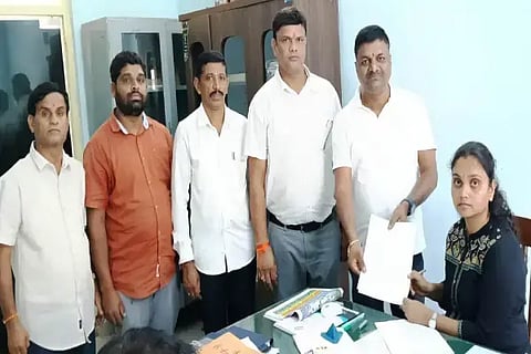 ಮೂಡಿಗೆರೆ ತಹಸೀಲ್ದಾರ್ ಎಸ್.ಅಶ್ವಿನಿಗೆ ಹಿಂದೂ ಜನಜಾಗೃತಿ ವೇದಿಕೆ ಮುಖಂಡರು ಮನವಿ ಸಲ್ಲಿಸಿದರು. ಸಂಜಯ್ ಕೊಟ್ಟಿಗೆಹಾರ, ಬಸವರಾಜ್, ರಘು, ಶರತ್, ಧರ್ಮರಾಜ್ ಇದ್ದರು. 