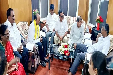 ಮೂಡಿಗೆರೆಯಲ್ಲಿ ಸಚಿವ ಸತೀಶ್ ಜಾರಕಿಹೊಳಿ ಸಭೆ ನಡೆಸಿದರು. ಮೋಟಮ್ಮ, ಬಿ.ಬಿ.ನಿಂಗಯ್ಯ, ಬಿ.ಎಸ್.ಜಯರಾಮ್, ಜಿ.ಎಚ್.ಹಾಲಪ್ಪ ಗೌಡ, ಎಂ.ಎಸ್.ಅನಂತ್, ಸಿ.ಬಿ.ಶಂಕರ್ ಇತರರಿದ್ದರು.