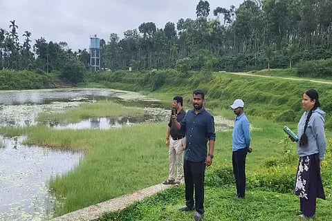 ಮೂಡಿಗೆರೆ ತಾಲೂಕಿನ ಲೋಕವಳ್ಳಿ ಊರು ಮುಂದಿನ ಕೆರೆ ಒತ್ತುವರಿ ತೆರವುಗೊಳಿಸಲು ಅಧಿಕಾರಿಗಳು ಜಿಪಿಎಸ್ ಮೂಲಕ ಸರ್ವೇ ನಡೆಸಿದರು. ಗ್ರಾಮ ಆಡಳಿತಾಧಿಕಾರಿ ನರೇಂದ್ರ ಬಾಬು, ಮಂಜುಳಾ, ದೀಪಕ್ ಇತರರಿದ್ದರು. 