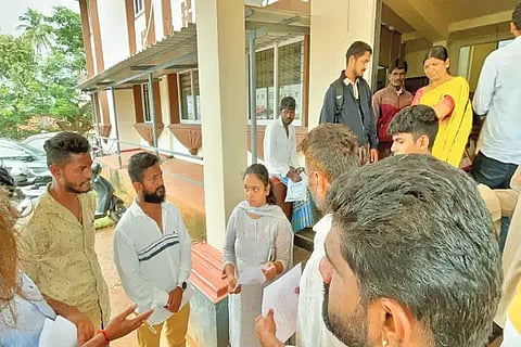 ಮೂಡಿಗೆರೆಯಲ್ಲಿ ತಹಸೀಲ್ದಾರ್ ಎಸ್.ಅಶ್ವಿನಿಗೆ ವಿಹಿಂಪ ಮತ್ತು ಬಜರಂಗದಳದಿಂದ ಮನವಿ ಸಲ್ಲಿಸಲಾಯಿತು. ಸುದೇವ್, ಅಭಿಲಾಷ್, ಪ್ರಶಾಂತ್, ಸಂತೋಷ್, ಶಶಿ, ರಾಜು ಇತರರಿದ್ದರು.