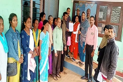 ಮೂಡಿಗೆರೆ ಅರಣ್ಯ ಇಲಾಖೆ ಕಚೇರಿಯಲ್ಲಿ ತರುವೆ ಗ್ರಾಮಸ್ಥರು ಡಿಸಿಎಫ್ ಬೋರಯ್ಯಗೆ ಮನವಿ ಸಲ್ಲಿಸಿದರು. ಪೂರ್ಣಿಮಾ, ಸರಿನಾ, ಮಹೇಶ್, ವಿನಂತಿ, ರೇಖಾ, ಸುಜಾತಾ ಇತರರಿದ್ದರು.