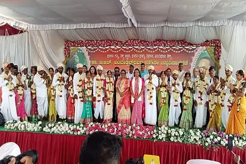ಮೂಡಿಗೆರೆಯಲ್ಲಿ ಆಯೋಜಿಸಿದ್ದ ಸಾಮೂಹಿಕ ವಿವಾಹದಲ್ಲಿ 10 ಜೋಡಿ ಗೃಹಸ್ತಾಶ್ರಮಕ್ಕೆ ಕಾಲಿರಿಸಿದರು. ಶಾಸಕಿ ನಯನಾ ಮೋಟಮ್ಮ, ಮೋಟಮ್ಮ, ಸುಧೀರ್ ಅತ್ತಾವರ, ಸಬಿತಾ ಗುಣಮಿ, ನಿರ್ಮಲಾ ಮಂಚೇಗೌಡ ಇತರರಿದ್ದರು. 