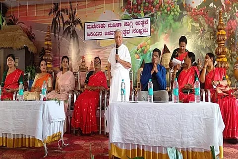 ಮೂಡಿಗೆರೆಯಲ್ಲಿ ಏರ್ಪಡಿಸಿದ್ದ ಮಲೆನಾಡು ಮಹಿಳಾ ಸುಗ್ಗಿ ಉತ್ಸವ ಹಿರಿಯರ ಜೀವನೋತ್ಸವ ಸಂಭ್ರಮ ಕಾರ್ಯಕ್ರಮದಲ್ಲಿ ಸುಶೀಲಮ್ಮ ಮಾತನಾಡಿದರು. ಮೋಟಮ್ಮ, ನಿರ್ಮಲಾ, ಎಚ್.ಗೋಪಾಲ್, ಡಾ. ಪೂರ್ವಿ, ಕಲಾವತಿ, ರೇಖಾ, ಮಾಲಾ ಇತರರಿದ್ದರು.