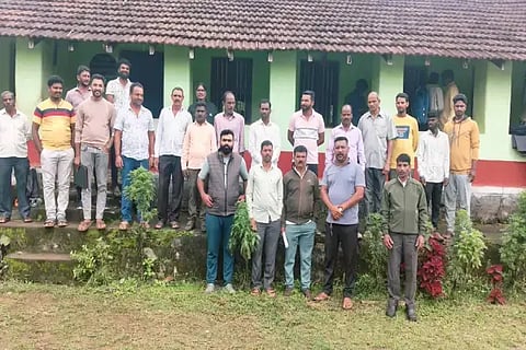 ಮೂಡಿಗೆರೆ ತಾಲೂಕಿನ ಕುಂದೂರು ಗ್ರಾಮದಲ್ಲಿ ಏರ್ಪಡಿಸಿದ್ದ ಗ್ರಾಪಂ ಗ್ರಾಮಸಭೆಗೆ ಅಧಿಕಾರಿಗಳು ಗೈರಾಗಿದ್ದರಿಂದ ಗ್ರಾಮಸ್ಥರು ಸಭೆ ಬಹಿಷ್ಕರಿಸಿದರು. ಸಾಗರ್, ಸತೀಶ್, ಪುಟ್ಟಣ್ಣ, ಸಂತೋಷ್, ರಂಜಿತ್, ನಿಖಿಲ್ ಇತರರಿದ್ದರು. 
