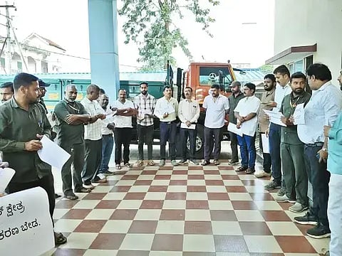 ಮೂಡಿಗೆರೆ ಮೆಸ್ಕಾಂ ಕಚೇರಿ ಎದುರು ಪ್ರತಿಭಟನೆ ನಡೆಯಿತು. ಮೆಸ್ಕಾಂ ಎಇಇ ಜಿತೇಂದ್ರಕುಮಾರ್, ಕಿರಣ್, ರವಿಕುಮಾರ್, ಷಣ್ಮುಖ, ಜಾವೇದ್, ಮಂಜುನಾಥ್ ಇತರರಿದ್ದರು.