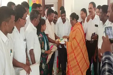 ಮೂಡಿಗೆರೆಯಲ್ಲಿ ಸಾಮೂಹಿಕ ವಿವಾಹದ ವಧು-ವರರಿಗೆ ಮಾಜಿ ಸಚಿವೆ ಮೋಟಮ್ಮ ವಸ್ತ್ರ ಮತ್ತಿತರ ಪರಿಕರ ವಿತರಿಸಿದರು. ಹೊಸಕೆರೆ ರಮೇಶ್, ಬಿ.ಎಂ.ಶಂಕರ್, ಸುಧೀರ್ ಚಕ್ರಮಣಿ, ಸುರೇಂದ್ರ ಇತರರಿದ್ದರು.