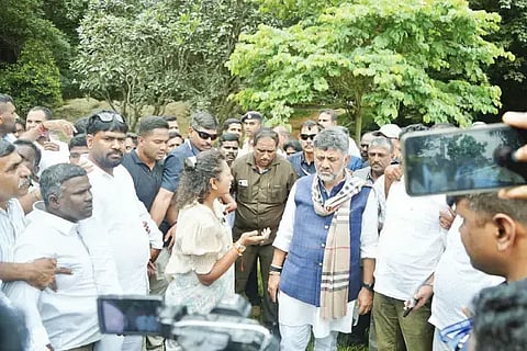 ಬೆಂಗಳೂರಿನಲ್ಲಿ ಶಾಸಕಿ ನಯನಾ ಮೋಟಮ್ಮ ಮತ್ತು ಬೆಂಬಲಿಗರು ಮುಖ್ಯಮಂತ್ರಿ ಡಿ.ಕೆ.ಶಿವಕುಮಾರ್ ಅವರಿಗೆ ಮನವಿ ಸಲ್ಲಿಸಿದರು. ಮುದಬೀರ್, ಶ್ರೇಣಿಕ್, ಕೆ.ವೆಂಕಟೇಶ್, ಸುಬ್ರಾಯ ಗೌಡ, ಹೊಸಕೆರೆ ರಮೇಶ್, ಸಿ.ಬಿ.ಶಂಕರ್, ದೀಕ್ಷಿತ್ ಕಣಚೂರು ಇತರರಿದ್ದರು. 