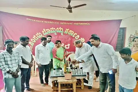 ಮೂಡಿಗೆರೆ ತಾಲೂಕಿನ ಬೆಟ್ಟಗೆರೆ ಗ್ರಾಮದ ನಿಂಗಮ್ಮ-ಬೊಮ್ಮಯ್ಯ ಸರ್ಕಾರಿ ಪ್ರೌಢಶಾಲೆ ಎಸ್‌ಡಿಎಂಸಿ ಪದಾಧಿಕಾರಿಗಳ ಪದಗ್ರಹಣ ಕಾರ್ಯಕ್ರಮವನ್ನು ಮಾಜಿ ಸಚಿವ ಬಿ.ಬಿ.ನಿಂಗಯ್ಯ ಉದ್ಘಾಟಿಸಿದರು. ಬಿ.ಆರ್.ಸುಬ್ಬಯ್ಯ, ನಿಕಿಲ್ ಚಕ್ರವರ್ತಿ, ಶಿವಕುಮಾರ್, ಬಿ.ಆರ್.ಯತೀಶ್, ಮನೋಜ್, ರುದ್ರಯ್ಯ, ಸುಪ್ರೀತ್, ಜ್ಯೋತಿ, ಯತೀಶ್ ಇತರರಿದ್ದರು.
