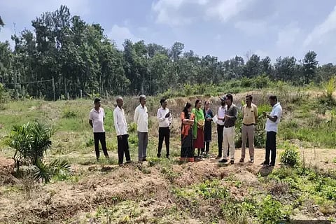 ಮೂಡಿಗೆರೆ ತಾಲೂಕಿನ ಹಿರೇಶಿಗರ ಗ್ರಾಮದಲ್ಲಿ ತಾಳೆ ಬೆಳೆಗೆ ಯೋಗ್ಯವಾದ ಪ್ರದೇಶವನ್ನು ತೋಟಗಾರಿಕಾ ಇಲಾಖೆ ಅಧಿಕಾರಿಗಳು ಮತ್ತು ಕೃಷಿ ವಿಜ್ಞಾನಿಗಳು ಪರಿಶೀಲನೆ ನಡೆಸಿದರು. ಮಂಗಳಾ, ಡಾ. ಅರುಣ್ ಬಸಪ್ಪ, ದಿವ್ಯಾ, ಡಾ. ವಿ.ಪ್ರತಾಪ್ ಇತರರಿದ್ದರು.