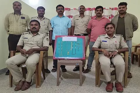 ಬಣಕಲ್ ಪೊಲೀಸರು ಕಳ್ಳನಿಂದ ವಶಪಡಿಸಿಕೊಂಡ ಚಿನ್ನಾಭರಣವನ್ನು ಪ್ರದರ್ಶಿಸಿದರು. ಸಿಪಿಐ ಕೆ.ವಿ.ರಾಜಶೇಖರ್, ಡಿ.ವಿ.ರೇಣುಕಾ, ಬಿ.ಸಿ.ಗಿರೀಶ್, ಕಾಳಿರಯ್ಯ, ಕೆ.ಇ.ಪ್ರದೀಪ್ ಇತರರಿದ್ದರು. 