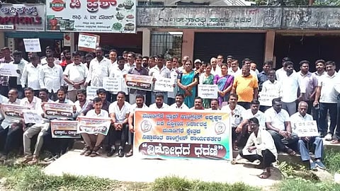 ಮೂಡಿಗೆರೆ ಬ್ಲಾಕ್ ಕಾಂಗ್ರೆಸ್ ಭವನದ ಎದುರು ಶಾಸಕಿ ನಯನಾ ಮೋಟಮ್ಮ ಬೆಂಬಲಿಗರು ಪ್ರತಿಭಟನೆ ನಡೆಸಿದರು. ಸುರೇಶ್ ಜೈನ್, ಸುಬ್ರಹ್ಮಣ್ಯ, ಹೊಸಕೆರೆ ರಮೇಶ್, ಆರ್ಯ ಪಟೇಲ್, ದೀಕ್ಷಿತ್ ಕಣಚೂರು, ಸುರೇಂದ್ರ ಇತರರಿದ್ದರು.