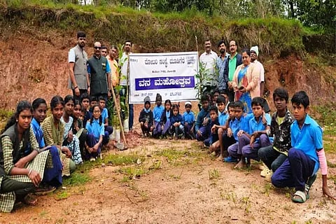 ಮೂಡಿಗೆರೆ ತಾಲೂಕಿನ ಹಳಿಕೆ ಗ್ರಾಮದ ಸರ್ಕಾರಿ ಪ್ರಾಥಮಿಕ ಶಾಲೆ ಆವರಣದಲ್ಲಿ ರೋಟರಿಯಿಂದ ಗಿಡ ನೆಡಲಾಯಿತು. ಆದರ್ಶ, ಬಿ.ಕೆ.ದಿನೇಶ್, ಸಂತೋಷ್, ಪ್ರಸಾದ್, ಸಂದೀಪ್, ಸುಭಾಷ್ ಇತರರಿದ್ದರು.