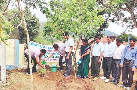 ಸೋಮವಾರಪೇಟೆ ಸಮೀಪ ಐಗೂರು ಸರ್ಕಾರಿ ಪದವಿಪೂರ್ವ ಕಾಲೇಜಿನ ಪ್ರೌಢಶಾಲಾ ವಿಭಾಗದ ಇಕೋ ಕ್ಲಬ್‌ನ ಭುವನಕ್ಕೊಂದು ಸದನದ ವತಿಯಿಂದ ವಿಶ್ವ ಪರಿಸರ ದಿನಾಚರಣೆ ಅಂಗವಾಗಿ ಶಾಲಾ ಆವರಣದಲ್ಲಿ ಕಿಚನ್‌ಗಾರ್ಡನ್ ಅನ್ನು ಪಾಲೇಕಂಡ ಉತ್ತಮ್ ಮುತ್ತಣ್ಣ ಉದ್ಘಾಟಿಸಿದರು.