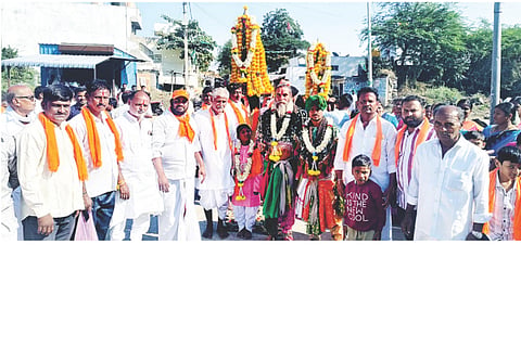 ಮುದಗಲ್‌ನ ಹಳೇಪೇಟೆಯ ಶ್ರೀ ವೀರಭದ್ರೇಶ್ವರ ಕಾರ್ತಿಕೋತ್ಸವದ ನಿಮಿತ್ತ ಕಳಶ ಮೆರವಣಿಗೆ ಹಾಗೂ ಪುರವಂತಿಕೆ ಸೇವೆ ನಡೆಯತು. ಪ್ರಮುಖರಾದ ಶರಣಪ್ಪ ಚಿತ್ರನಾಳ, ಈರಣ್ಣ ಗುಡೂರು, ಚಂದ್ರಶೇಖರಯ್ಯ ರೇವಳಮಠ, ರಾಚಪ್ಪ ಗುಡೂರು ಇತರರಿದ್ದರು.