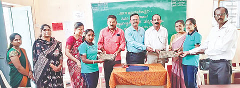 ಮದ್ದೂರು ತಾಲೂಕಿನ ಕೂಳಗೆರೆ ಗೇಟ್‌ನಲ್ಲಿರುವ  ಸರ್ಕಾರಿ ಪ್ರೌಢಶಾಲೆಯಲ್ಲಿ ಶಾಲಾ ಪ್ರಾರಂಭೋತ್ಸವ ಅಂಗವಾಗಿ ವಿದ್ಯಾರ್ಥಿಗಳಿಗೆ ಉಚಿತವಾಗಿ ಸಮವಸ್ತ್ರಗಳನ್ನು ವಿತರಣೆ ಮಾಡಲಾಯಿತು. ಯೋಗೇಶ್, ಧನಂಜಯ, ಡೆಲ್ಲಿಸ್ ಮೇರಿನಾ, ನಾಗರಾಜು, ಬಿ.ಜಿ.ನಾಗರಾಜು ಇದ್ದರು.
