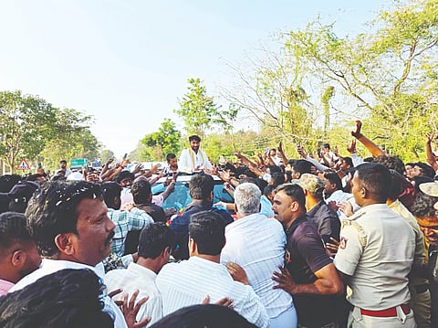   ಮಳವಳ್ಳಿ ತಾಲೂಕಿಗೆ ಆಗಮಿಸಿದ ಬಿಗ್‌ಬಾಸ್ ಶ್ೋ ವಿಜೇತ ಗಿಲ್ಲಿನಟನನ್ನು ಮೆರವಣಿಗೆ ನಡೆಸಲಾಯಿತು