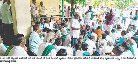 ಕೆ.ಆರ್.ಪೇಟೆ ಪಟ್ಟಣದ ಹೇಮಾವತಿ ಕಚೇರಿ ಎದುರು ರೈತ ಸಂಘ ನಡೆಸಿದ ಪ್ರತಿಭಟನಾ ಸಭೆಯಲ್ಲಿ ಜಿಲ್ಲಾ ರೈತ ಸಂಘದ ಅಧ್ಯಕ್ಷ ಎ.ಎಲ್.ಕೆಂಪೂಗೌಡ ಮಾತನಾಡಿದರು.